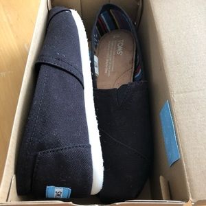 New in box authentic Toms size 6 black